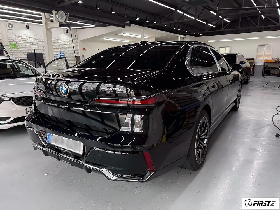 BMW 7 Seriesのカーラッピング事例 施工写真 3-1