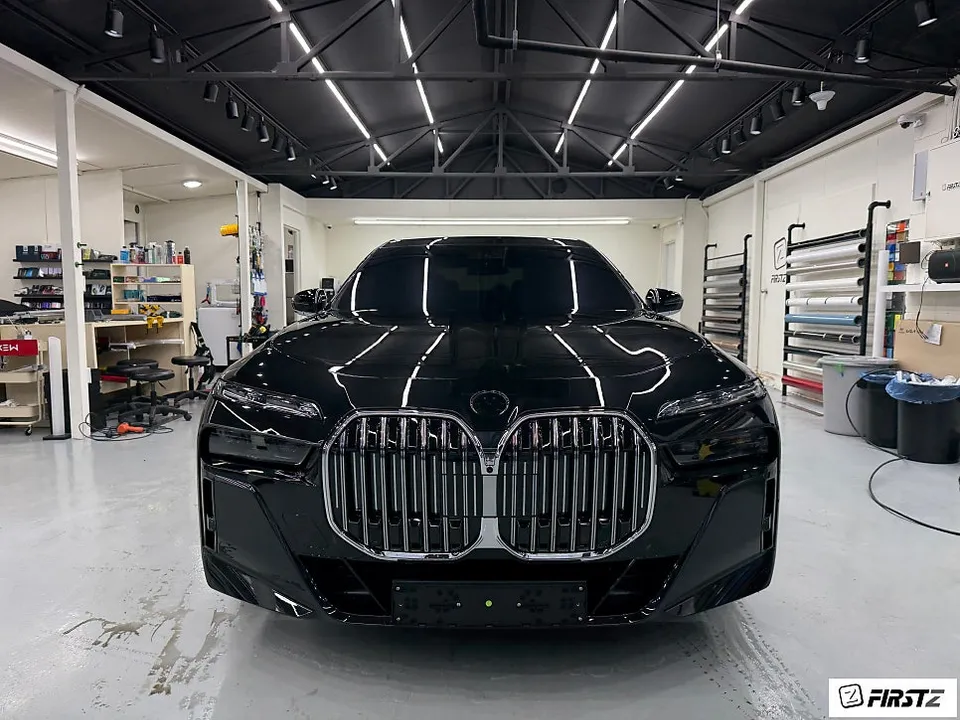 BMW 7 Seriesのカーラッピング事例 施工写真 4-1