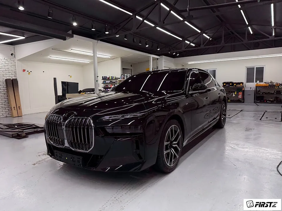 BMW 7 Seriesのカーラッピング事例 施工写真 1-2