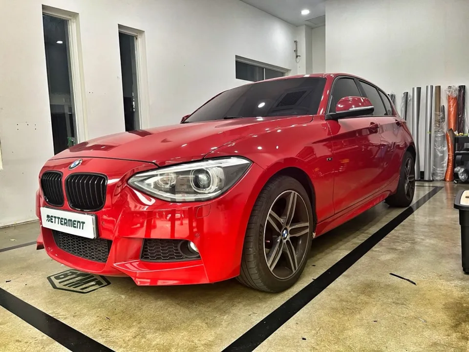 BMW 1 Series F20のカーラッピング事例:6Dカーボンで室内を刷新 施工写真 2-1