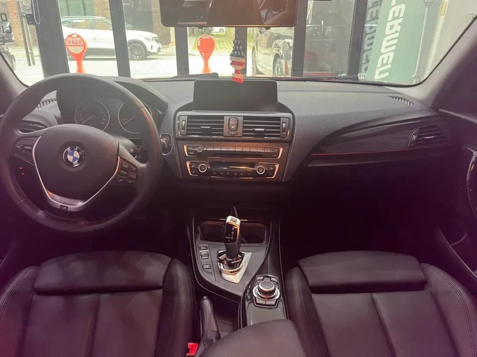 BMW 1 Series F20のカーラッピング事例:6Dカーボンで室内を刷新 施工写真 3-1