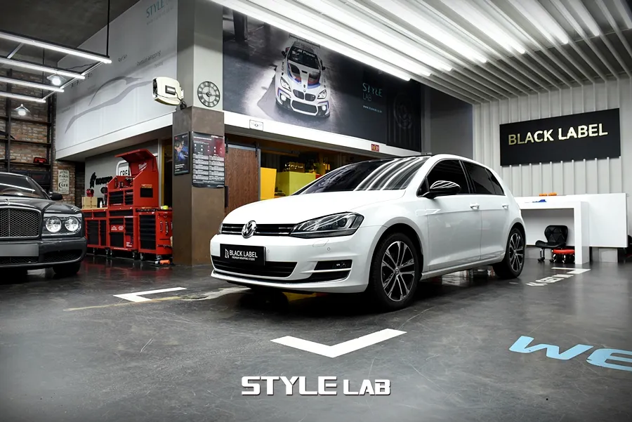 Volkswagen Golfのカーラッピング事例|費用目安・仕上がり 施工写真 1-3
