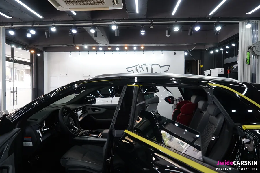 Audi Q8のカーラッピング事例｜クローム除去と部分ラッピング 施工写真 3-2