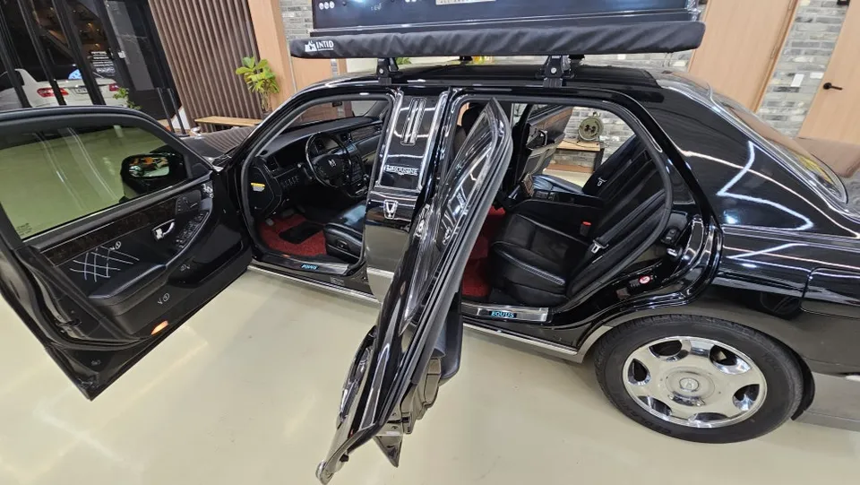 Hyundai Equus Interior Customization Review: Deep Yellow photo 2