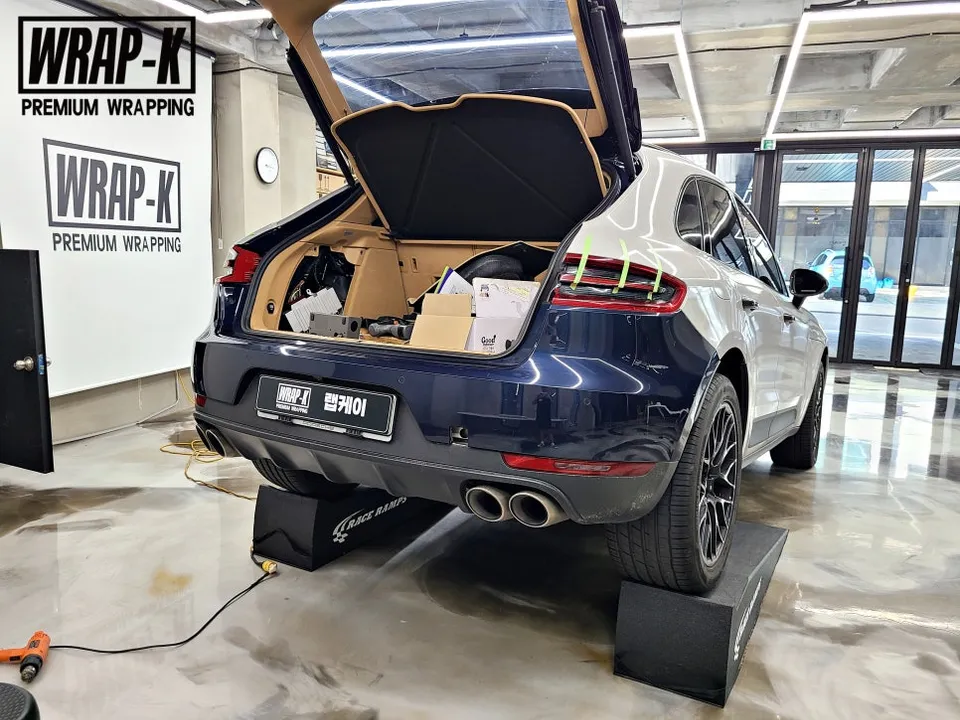ポルシェ マカン ラッピング事例｜事故時の保険対応・費用目安 施工写真 2-2