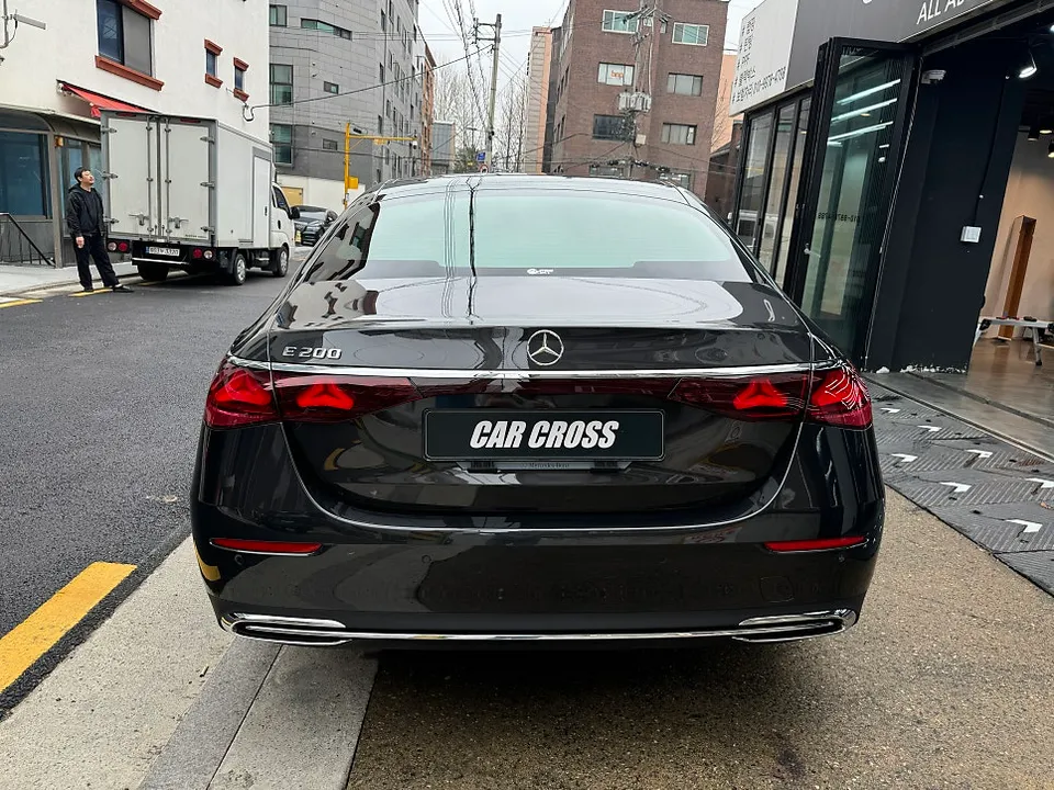 Mercedes-Benz E-Class W214 PPF施工事例:費用目安と仕上がり 施工写真 1-2