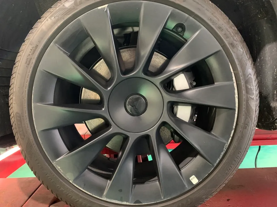 Tesla Model Yのホイールリペア・塗装事例 施工写真 4-1