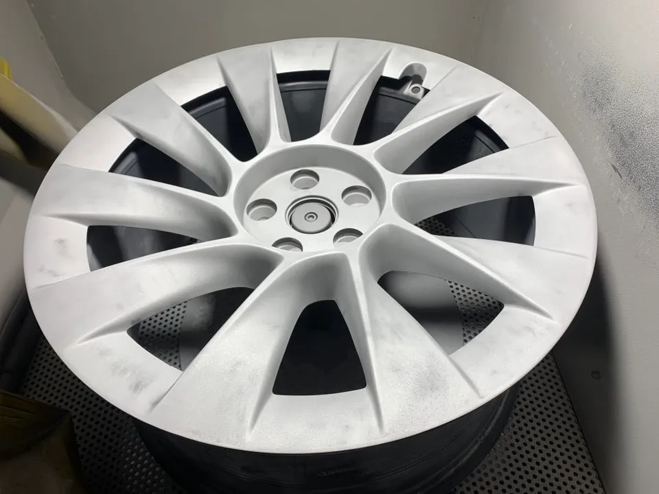 Tesla Model Yのホイールリペア・塗装事例 施工写真 4-2