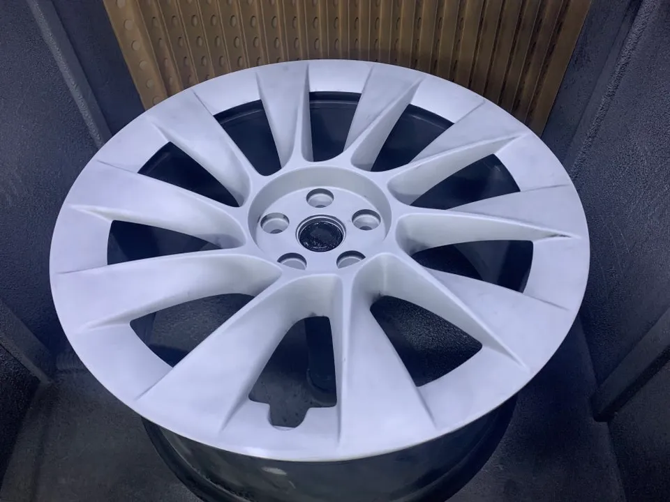 Tesla Model Yのホイールリペア・塗装事例 施工写真 1-3