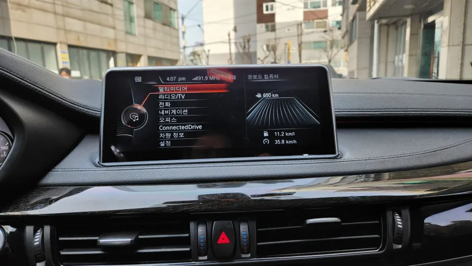 BMW X6 F16のAndroid Auto・CarPlay取付事例 施工写真 3-1