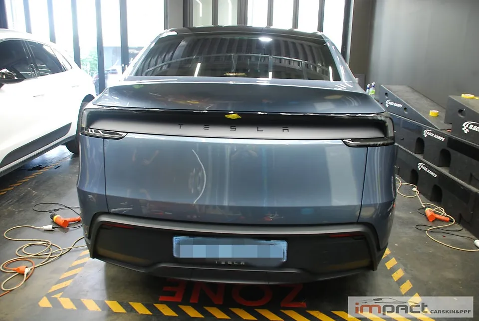 Tesla Model Y PPF施工事例｜グレイシャーブルーの輝き 施工写真 2
