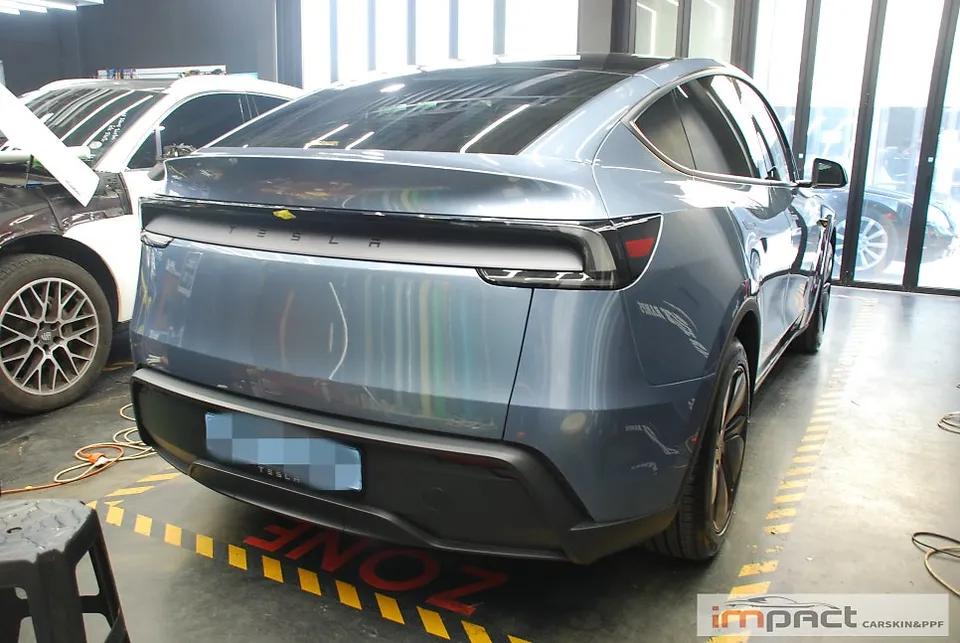Tesla Model Y PPF施工事例｜グレイシャーブルーの輝き 施工写真 3