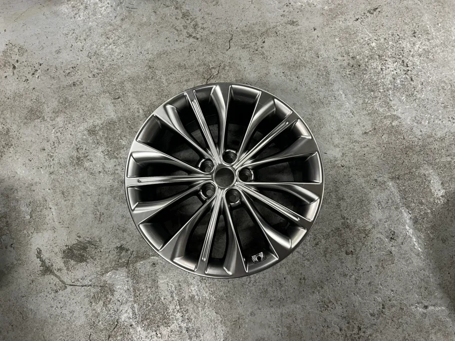 Kia K900のホイールリペア・塗装事例 施工写真 4-2