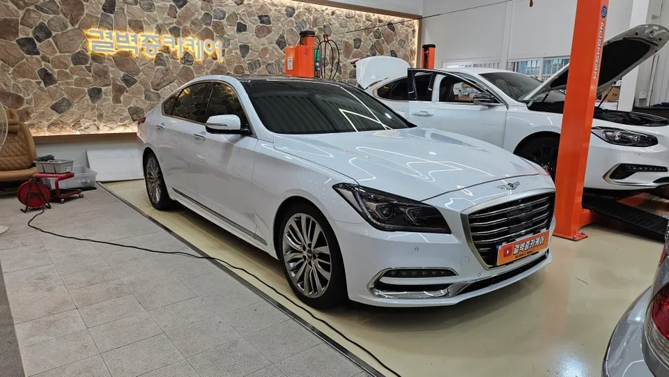 Genesis G80 ambient lighting installation result