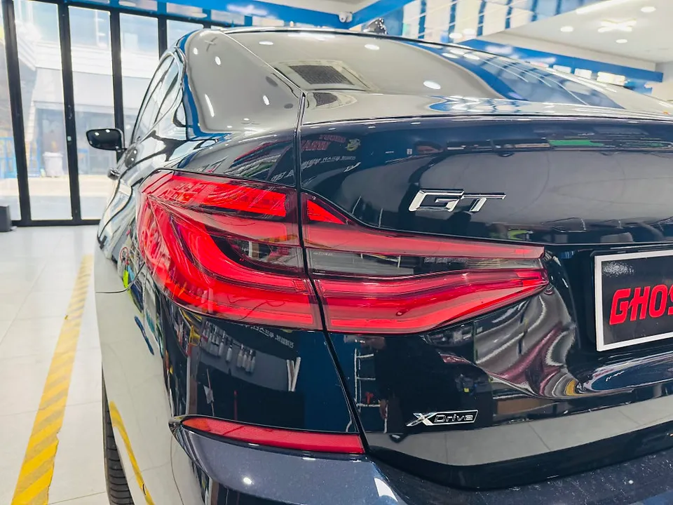 BMW 6 Series GTのヘッドライトPPF施工事例|変色フィルムで個性を演出 施工写真 2-3