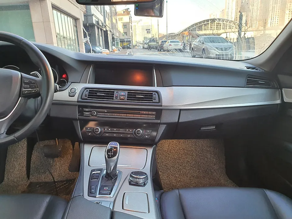 BMW 5 Series F10のカーラッピング事例：チタンブラシ調フィルム 施工写真 1-2