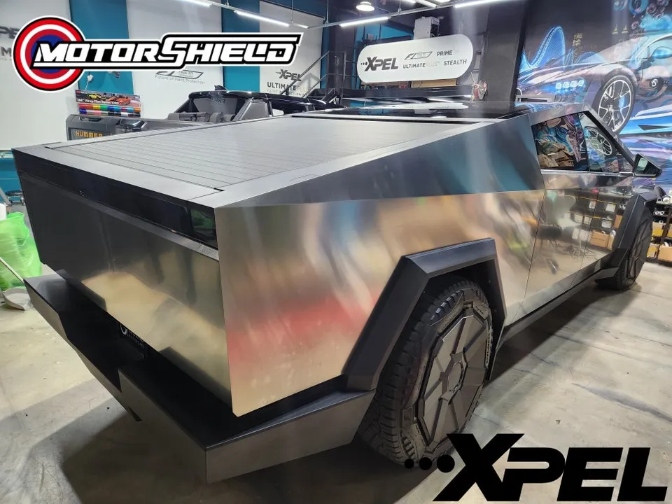 Tesla Cybertruckのカーラッピング事例 施工写真 4-1
