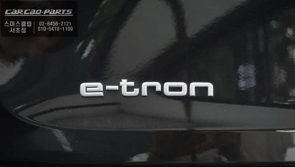 Audi e-tronのドラレコ取付事例|費用目安と仕上がり 施工写真 1-2