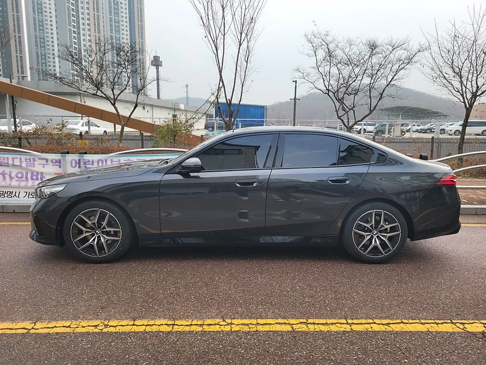 BMW G60 カーラッピング事例｜グリル・室内カスタム 施工写真 2-1