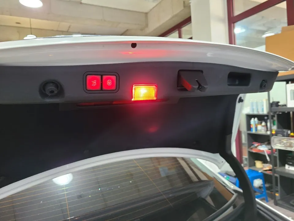 Mercedes-Benz E-Class W213 oem options - Mercedes-Benz E-Class W213 Power Trunk Review — Enhanced Convenie photo 6