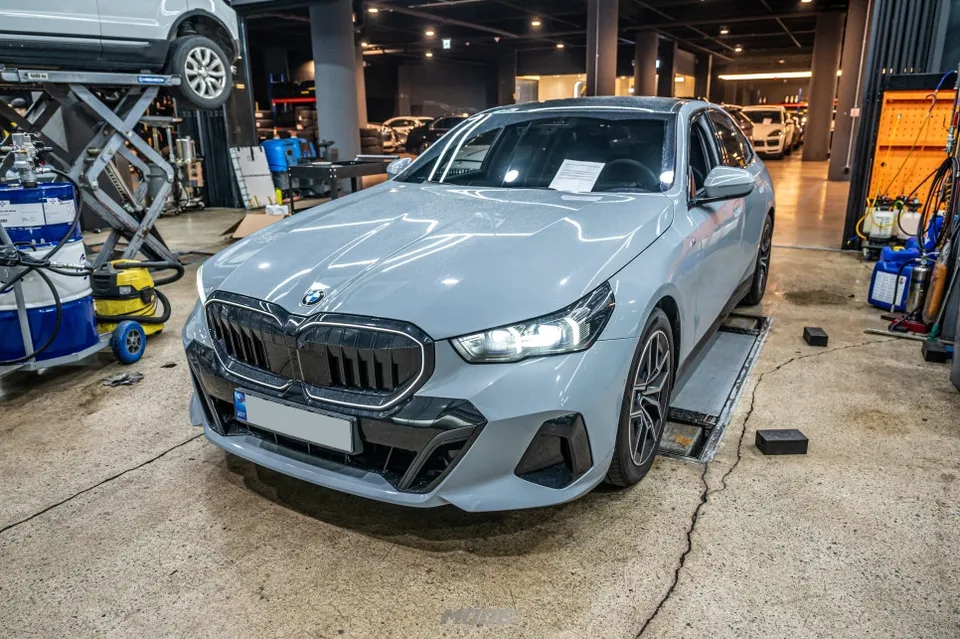 BMW 5 Series ambient lighting installation result
