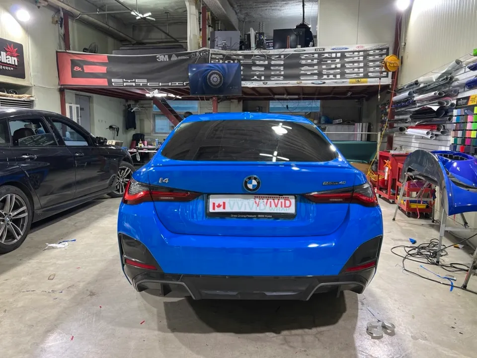 BMW i4のカーラッピング事例｜インテンスブルーの費用目安 施工写真 2-1