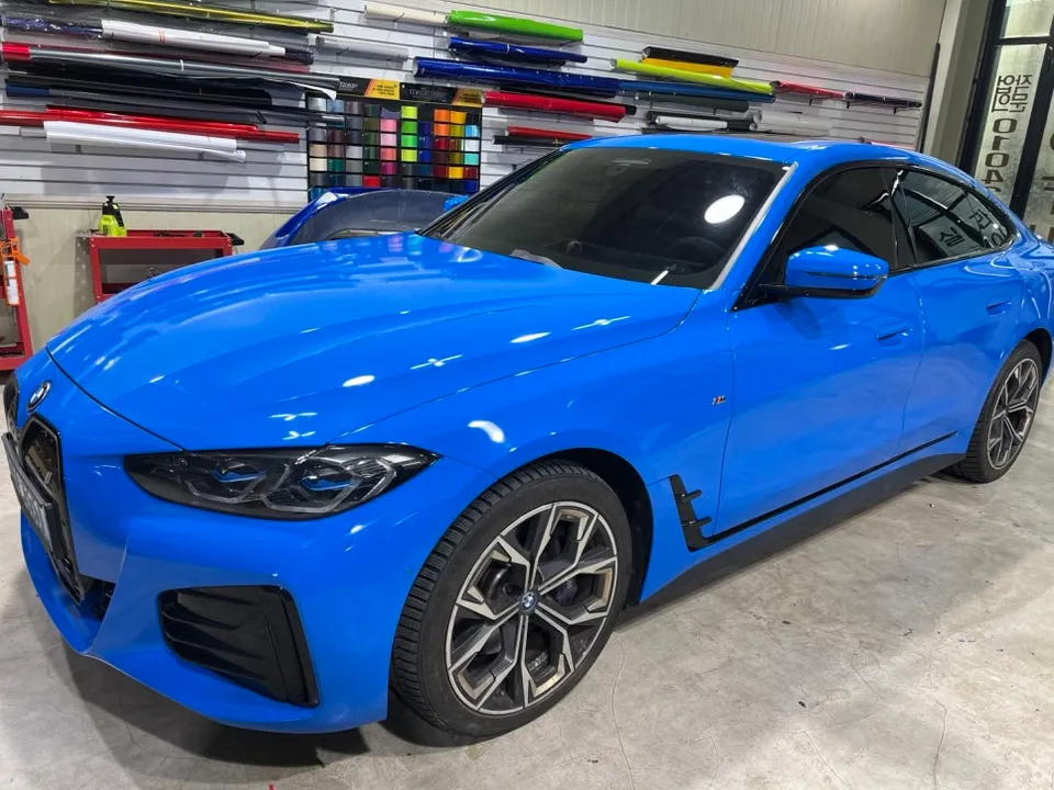 BMW i4のカーラッピング事例｜インテンスブルーの費用目安 施工写真 3-1