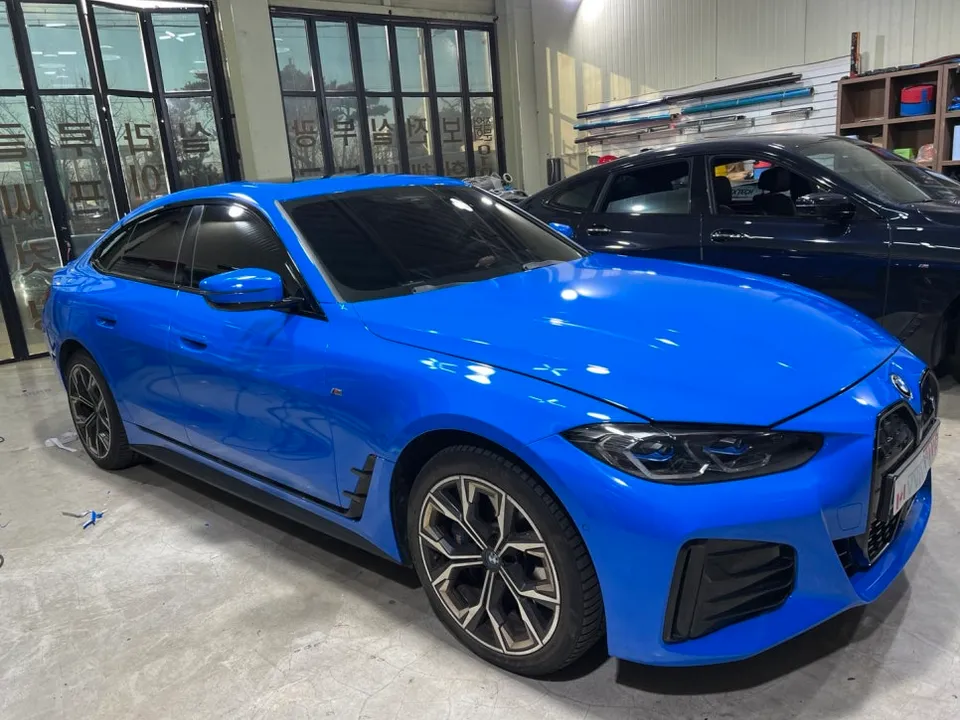 BMW i4のカーラッピング事例｜インテンスブルーの費用目安 施工写真 1-2
