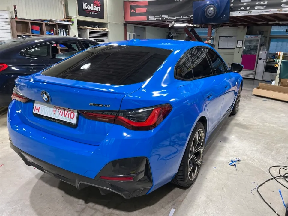 BMW i4のカーラッピング事例｜インテンスブルーの費用目安 施工写真 3-2