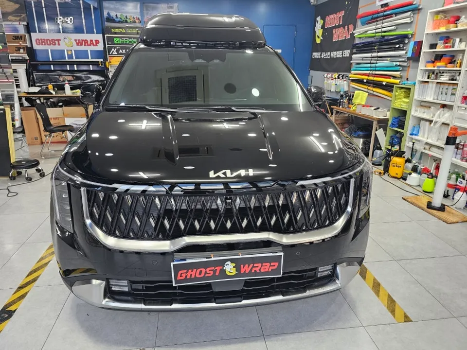 Kia Carnival Hi-Limousineのカーラッピング事例:クロームをブラックに 施工写真 2-2
