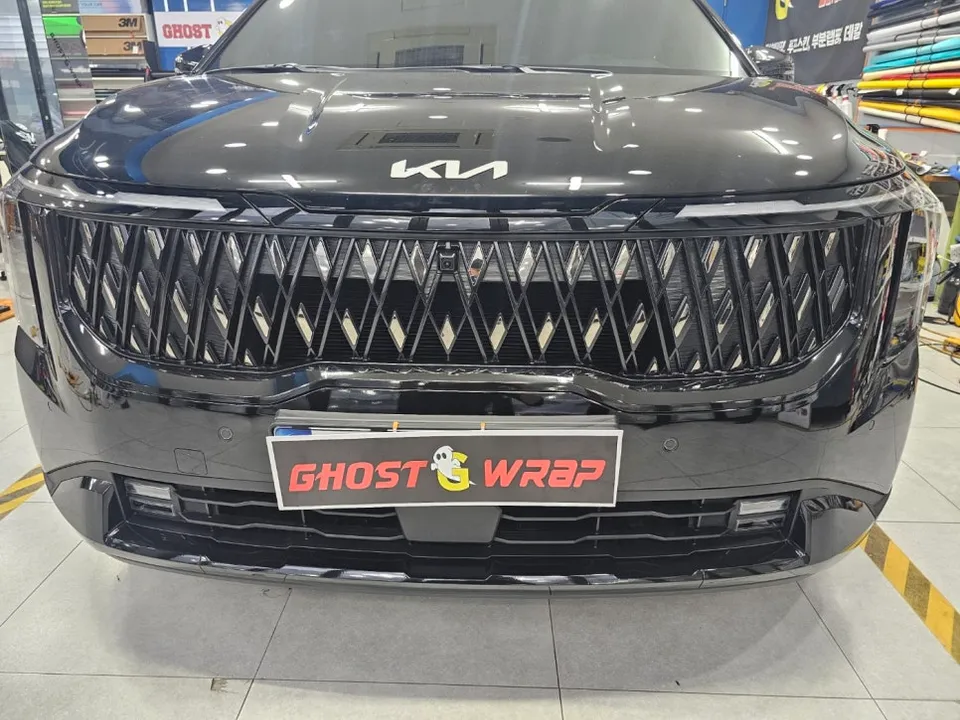 Kia Carnival Hi-Limousineのカーラッピング事例:クロームをブラックに 施工写真 3-2