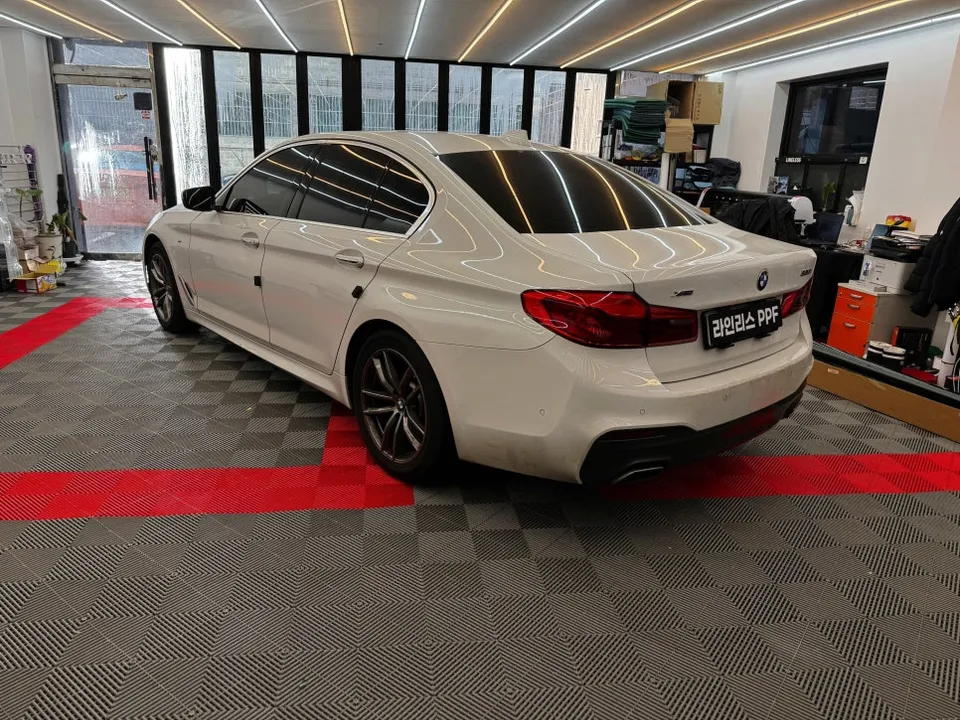 BMW 5 Series G30 カーラッピング事例|費用目安・仕上がり 施工写真 2-1