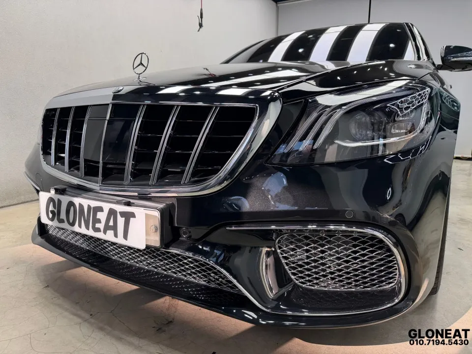 メルセデス・ベンツ S63 AMGのカーラッピング事例：クロームパーツのブラックアウト 施工写真 1-1