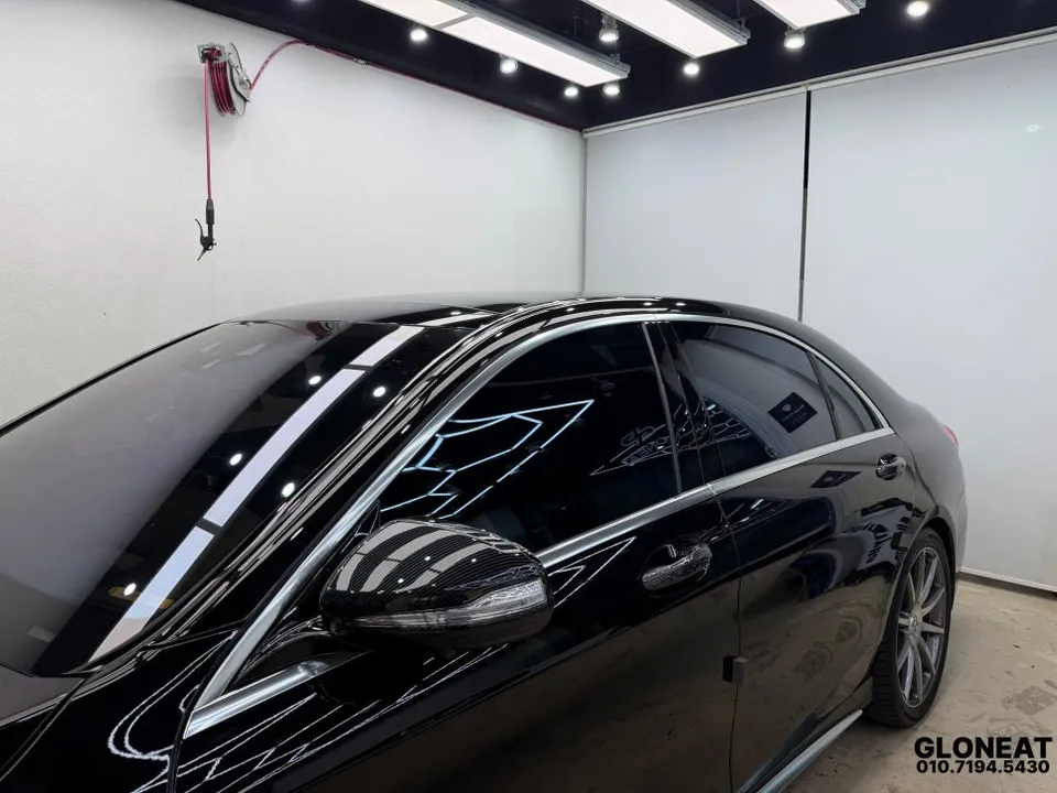 メルセデス・ベンツ S63 AMGのカーラッピング事例：クロームパーツのブラックアウト 施工写真 2-1