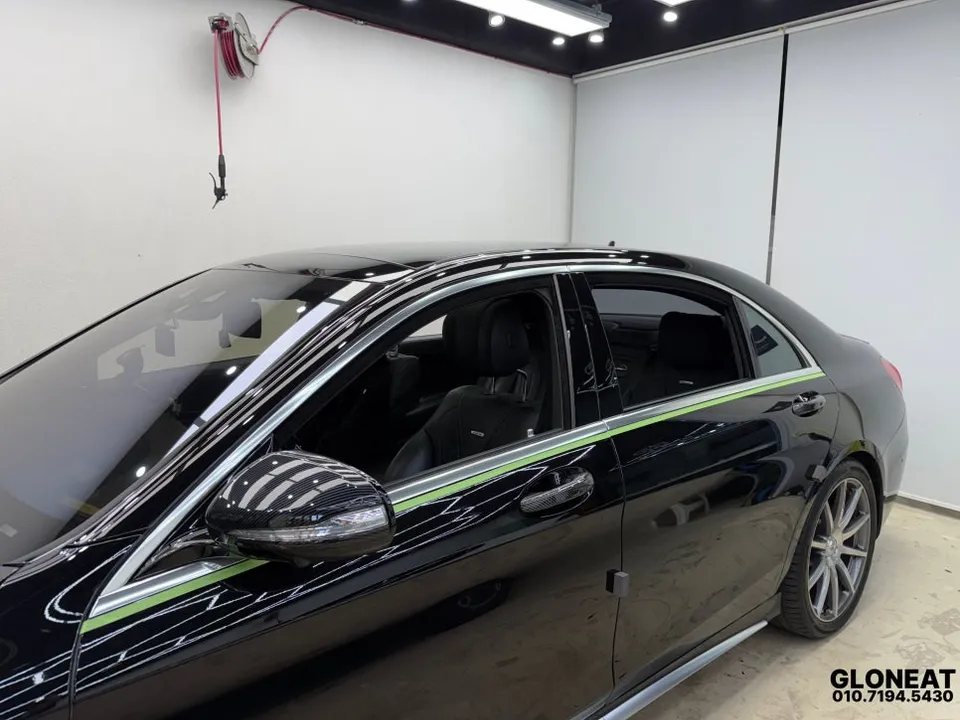 メルセデス・ベンツ S63 AMGのカーラッピング事例：クロームパーツのブラックアウト 施工写真 3-1
