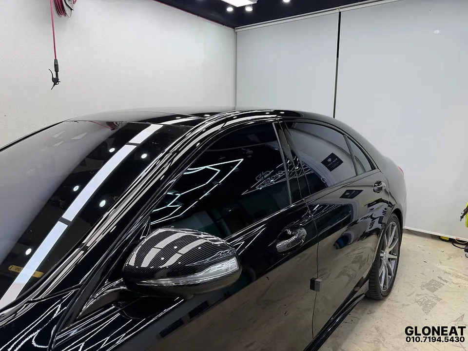 メルセデス・ベンツ S63 AMGのカーラッピング事例：クロームパーツのブラックアウト 施工写真 2-2