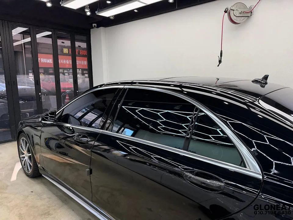 メルセデス・ベンツ S63 AMGのカーラッピング事例：クロームパーツのブラックアウト 施工写真 3-2
