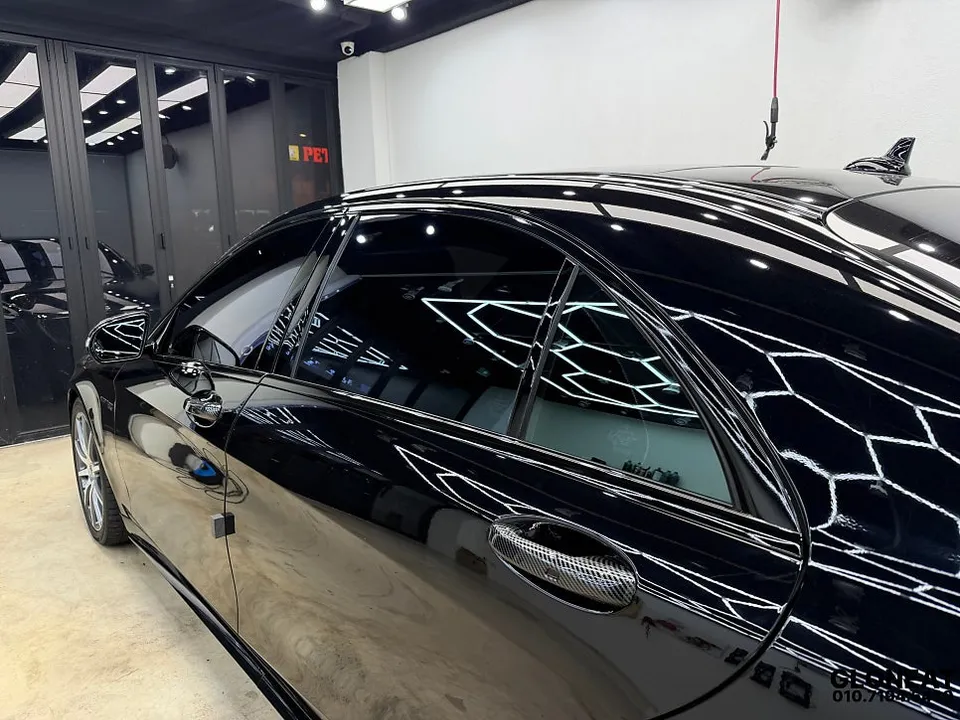 メルセデス・ベンツ S63 AMGのカーラッピング事例：クロームパーツのブラックアウト 施工写真 1-3