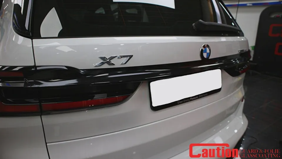 BMW X7のカーラッピング事例|クロームパーツの印象チェンジ 施工写真 3-3