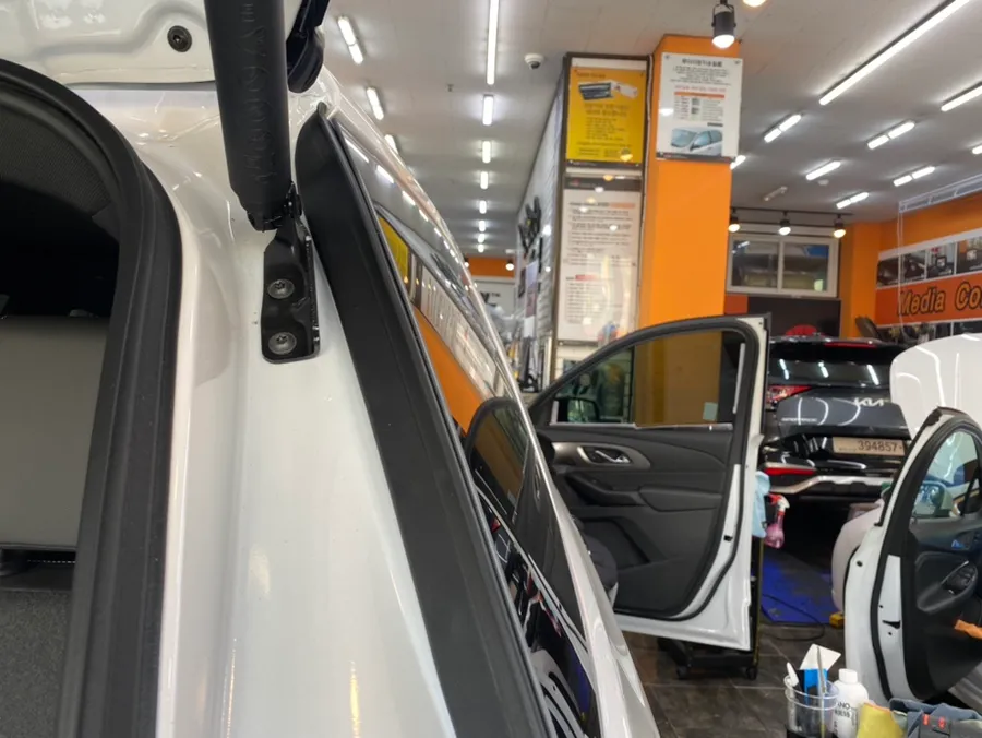 Chevrolet Traverseのカーフィルム施工事例|費用目安・仕上がり 施工写真 1-2
