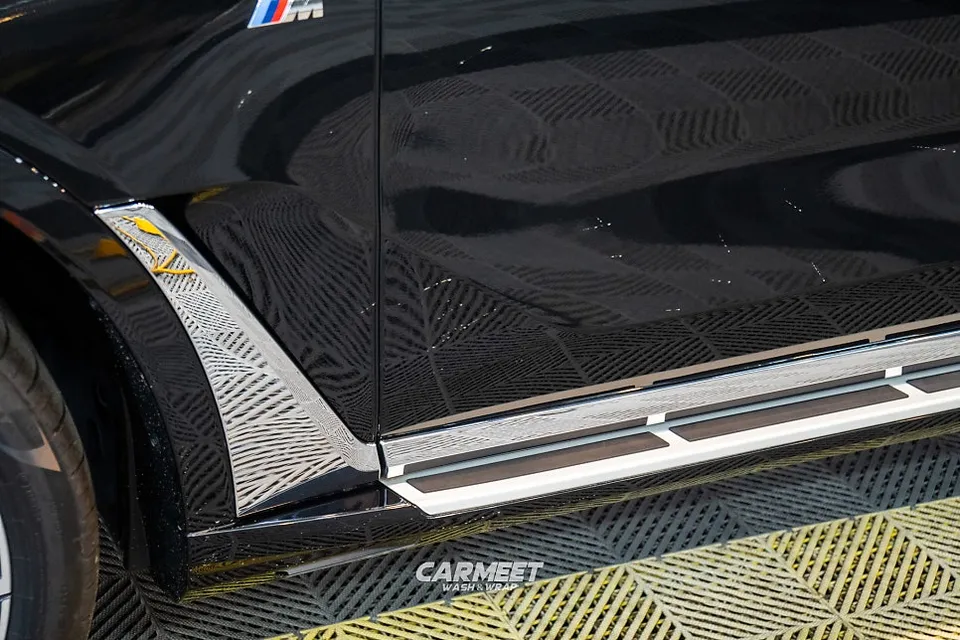 BMW X7 カーラッピング事例|クロームパーツのブラック化 施工写真 1-2