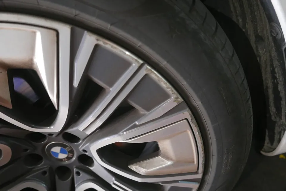 BMW 7 Series G70 wheel repair - BMW 7 Series G70 Wheel Repair & Painting Review photo 3