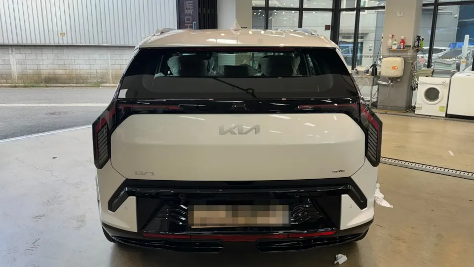 Kia EV3 new car package - Kia EV3 New Car Package Review: Under $40 Inspection photo 4