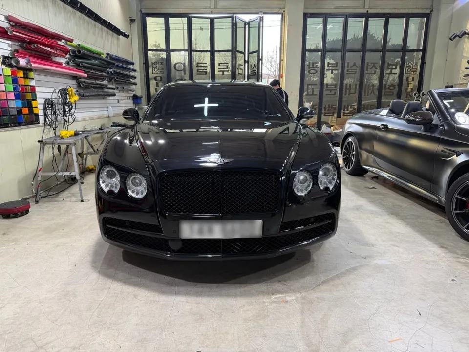 Bentley Flying Spurのカーラッピング事例｜クロームをブラック化 施工写真 2-1