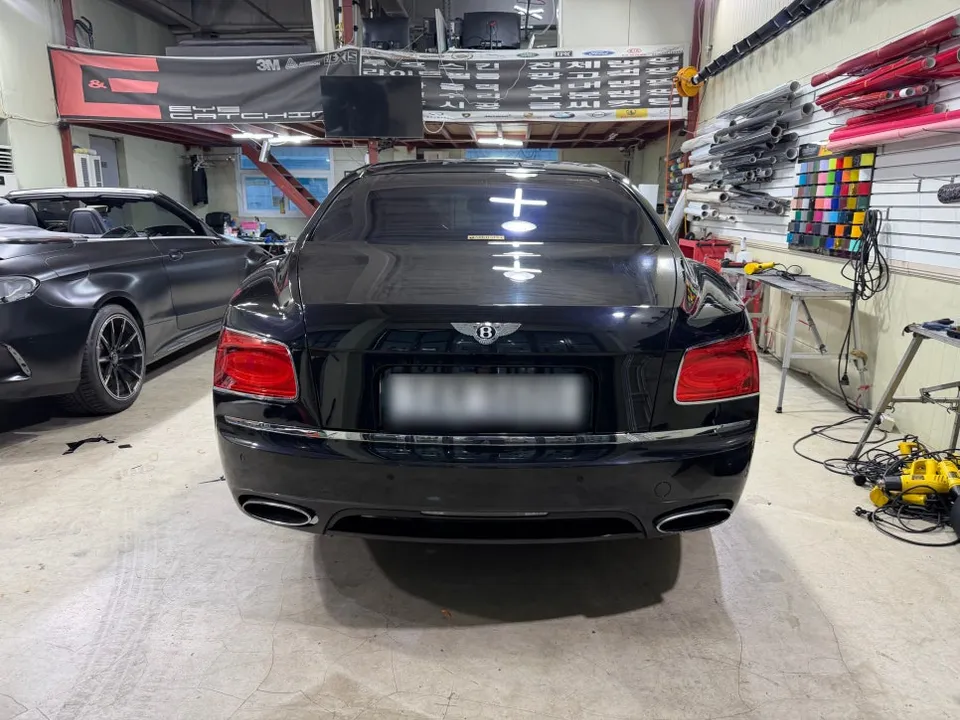 Bentley Flying Spurのカーラッピング事例｜クロームをブラック化 施工写真 1-3