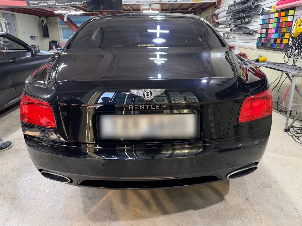 Bentley Flying Spurのカーラッピング事例｜クロームをブラック化 施工写真 2-3