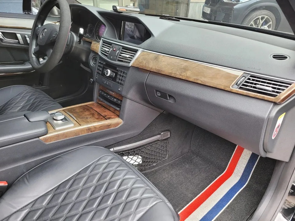 メルセデス・ベンツ W212 Eクラスのカーラッピング事例 施工写真 1-2