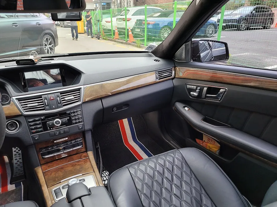 メルセデス・ベンツ W212 Eクラスのカーラッピング事例 施工写真 2-3