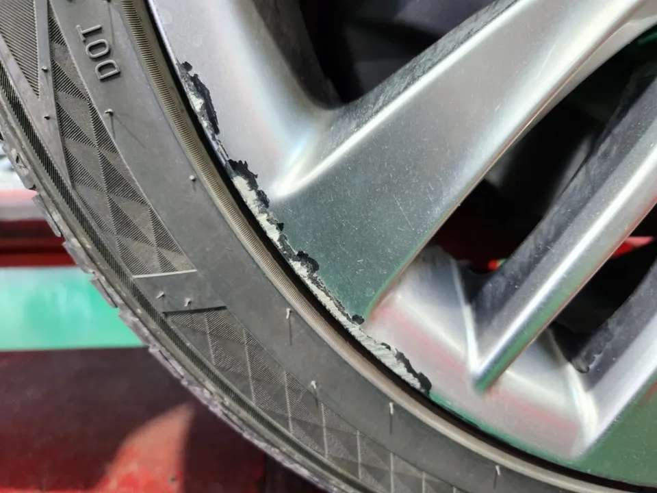 BMWのホイールリペア・塗装事例 施工写真 4-2