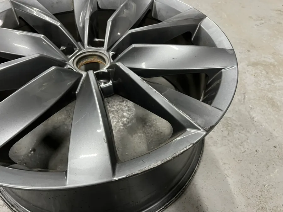 Volkswagen Arteonのホイールリペア・塗装事例 施工写真 4-1